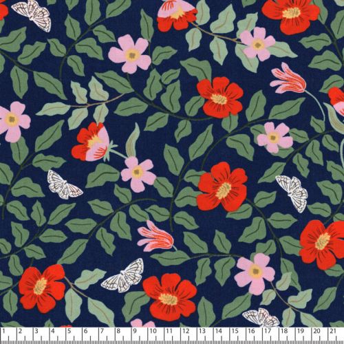 Tissu viscose strawberry fields fond bleu Rifle Paper Co Tissu viscose strawberry fields fond bleu Rifle Paper Co